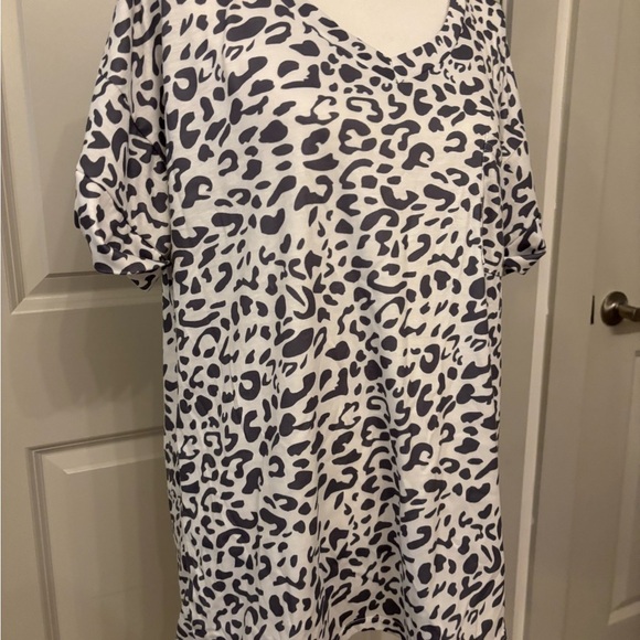 Cheetah Print grey and white v-neck tee size XL - Picture 3 of 8